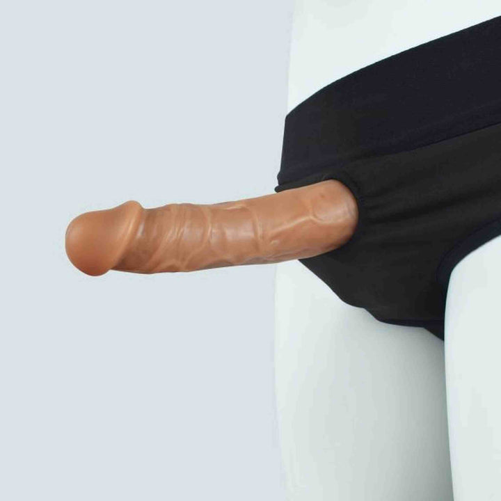 Dildo carne indossato su preservativo da cintura nero in uso