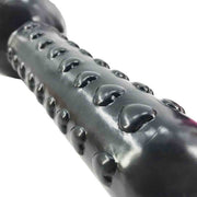 Dettaglio texture dildo nero lucido con rilievi a cuore e noduli laterali