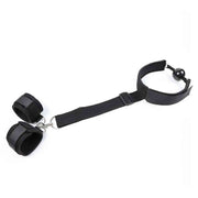 Set ball-gag nera con polsiere collegate e fibbia regolabile