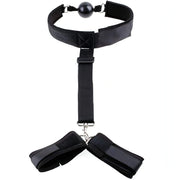 Set ball-gag nera con due polsiere collegate da cinghia centrale