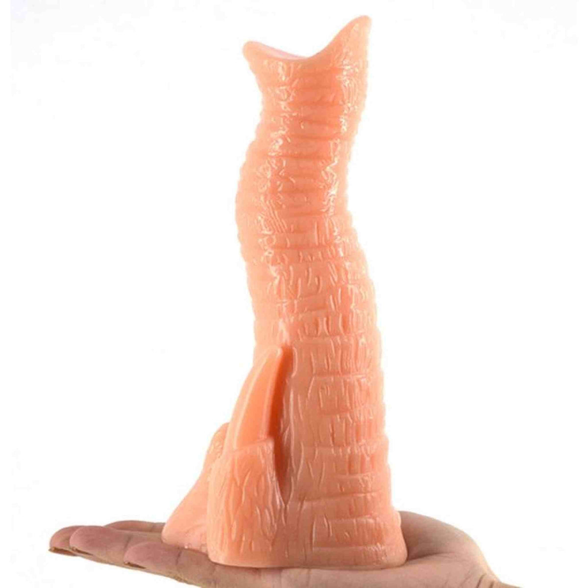 Dildo anali elefante arancione tenuto nella mano per mostrare scala reale e texture liscia