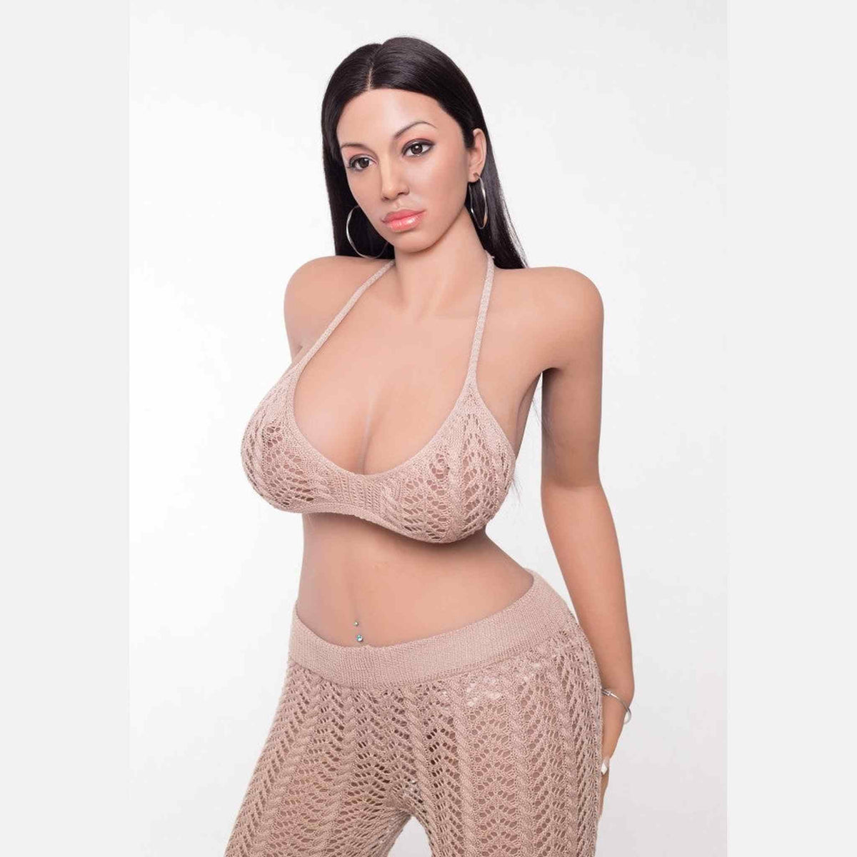 Bambola sesso Alexia vista di profilo reggiseno a rete motivo geometrico pantaloni aderenti