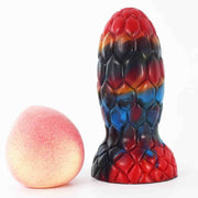 Dildo multicolore rosso arancione blu con finitura a scaglie esagonali