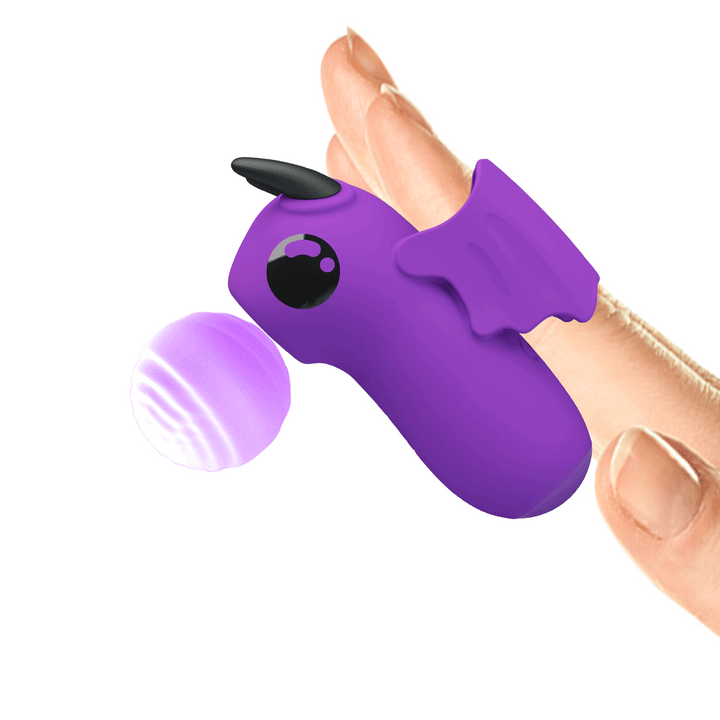 Vibratore da dito viola Magic Devil indossato sul dito umano per dimostrazione uso pratico