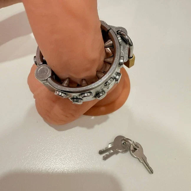 Ballstretcher in Acciaio con Spikes Interni e Chiusura