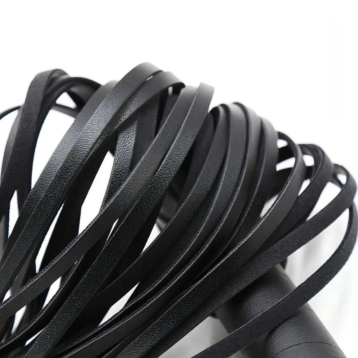 Dettaglio texture strisce in pelle nera flogger BDSM