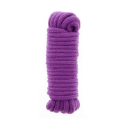 Corda da bondage intrecciata viola BondX vista ravvicinata su sfondo bianco