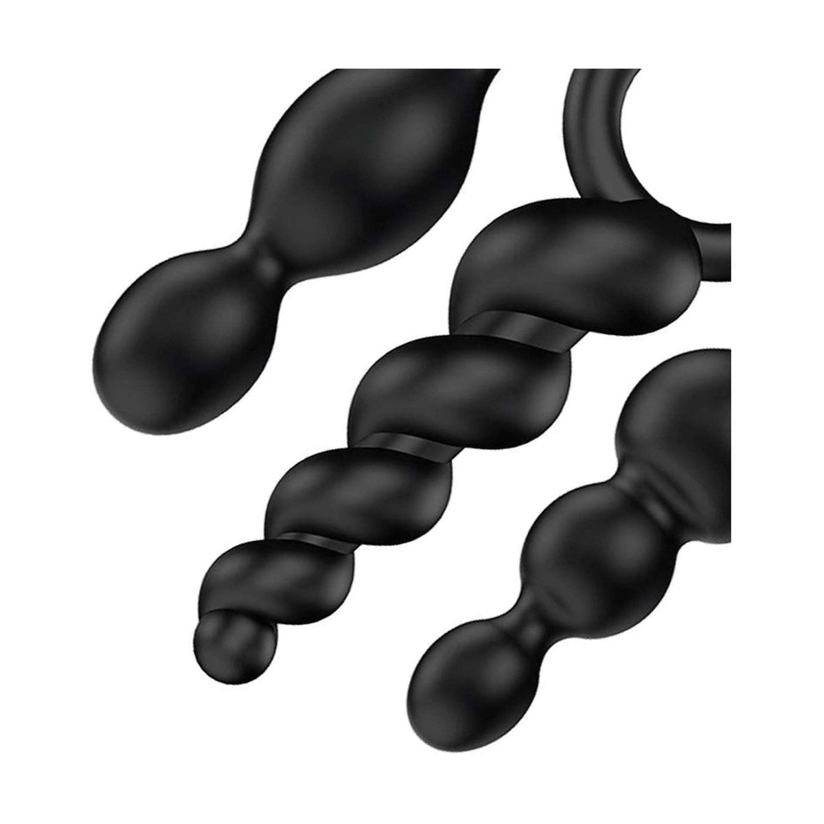 Dettaglio ravvicinato di tre plug anali neri in silicone morbido Satisfyer, forme a doppia sfera e spirale con anelli di ritenuta