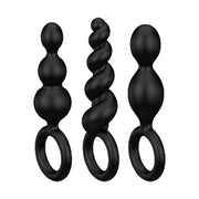 Tre plug anali neri Satisfyer in silicone morbido, disposti verticalmente con forme a sfere sovrapposte, spirale e goccia