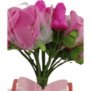 Bouquet scherzoso rose rosa fucsia con pisellini viola e nastro farfalla