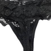 Brasileana nera in pizzo vista posteriore con struttura thong e finiture elastiche