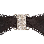 Fibbia metallica argento con sei strass su cinghia reggicalze nera