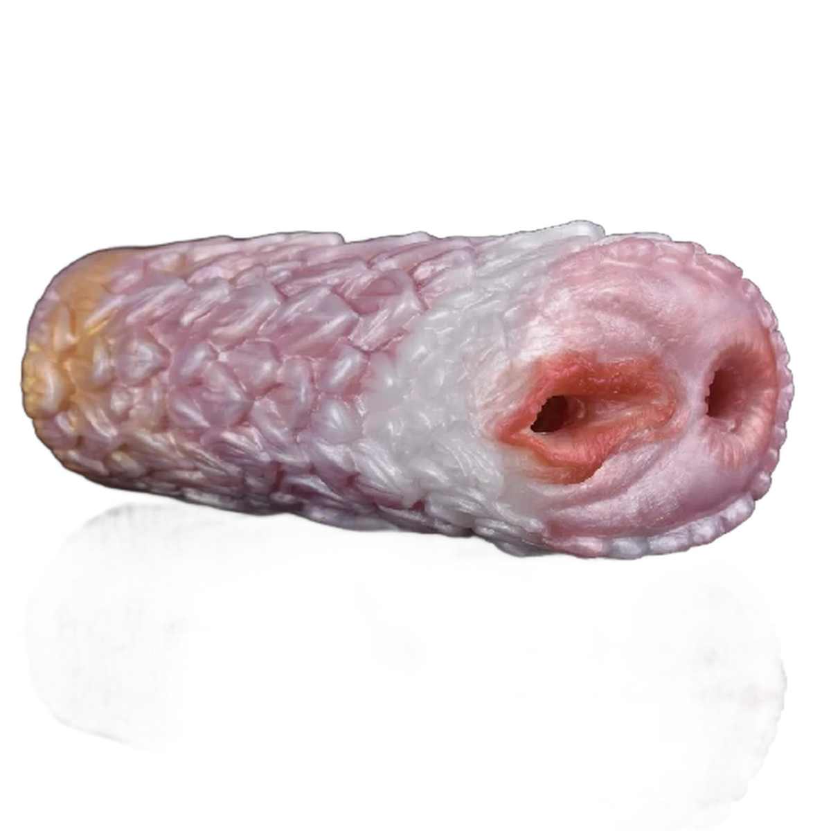 Vista frontale dildo Camellia con finitura a petali sovrapposti e doppie aperture carnose