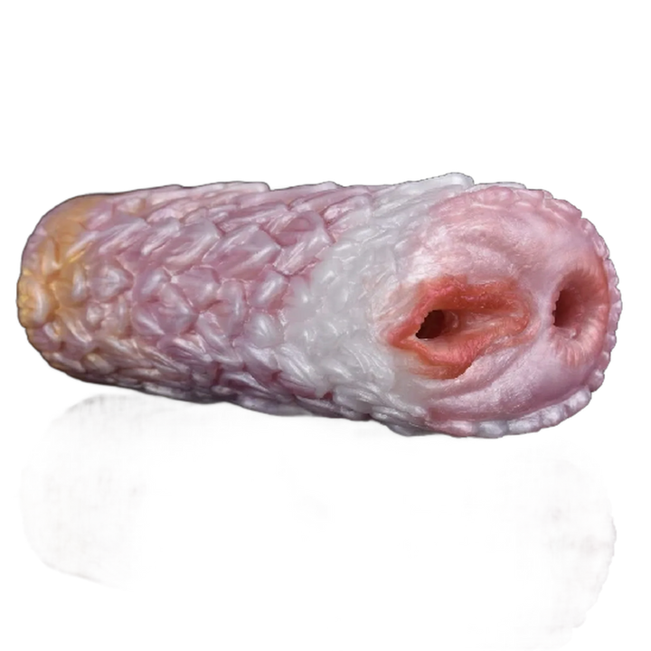 Vista frontale dildo Camellia con finitura a petali sovrapposti e doppie aperture carnose