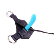 Dettaglio testina ondulata vibratore azzurro su supporto harness nero