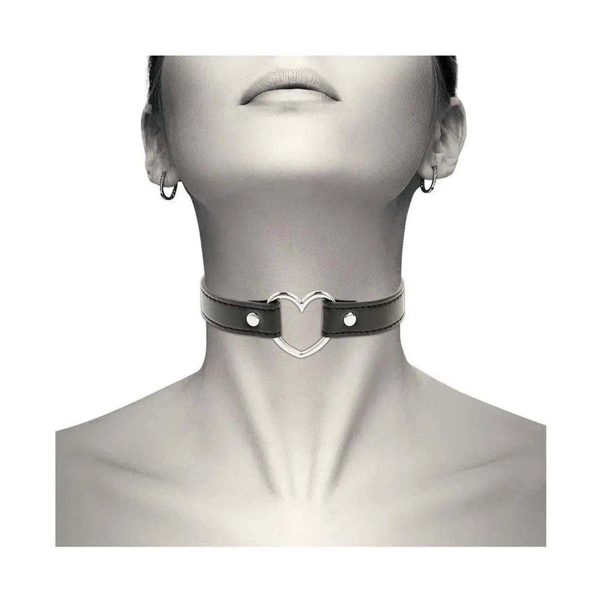 Choker pelle vegana cuore metallico indossato da donna in bianco e nero