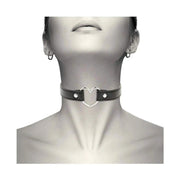 Choker pelle vegana cuore metallico indossato da donna in bianco e nero