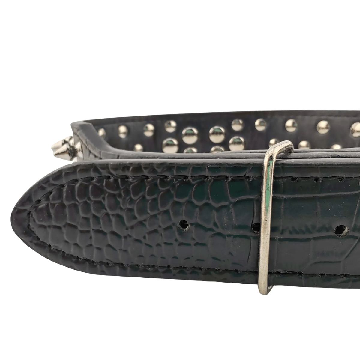 Dettaglio cuciture collare ecopelle nera texture coccodrillo con borchie piane