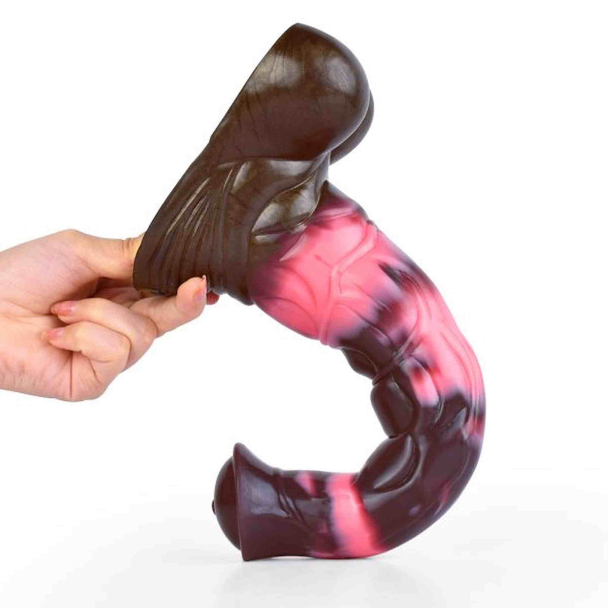 Dildo fantasy Conner Magmara tenuto in mano per mostrare flessibilità silicone
