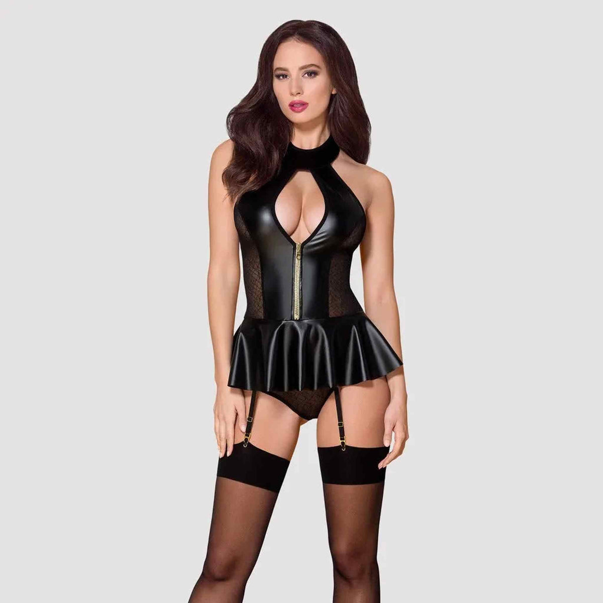 Modella indossa corsetto nero lingerie lucido con gonna a campana e calze