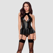 Modella indossa corsetto nero lingerie lucido con gonna a campana e calze