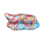 Vista frontale toy Cosmo bocca mostro silicone morbido blu con striature multicolori