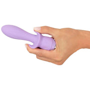 Vibratore mini lilla Cuties tenuto in mano per mostrare dimensioni e presa ergonomica