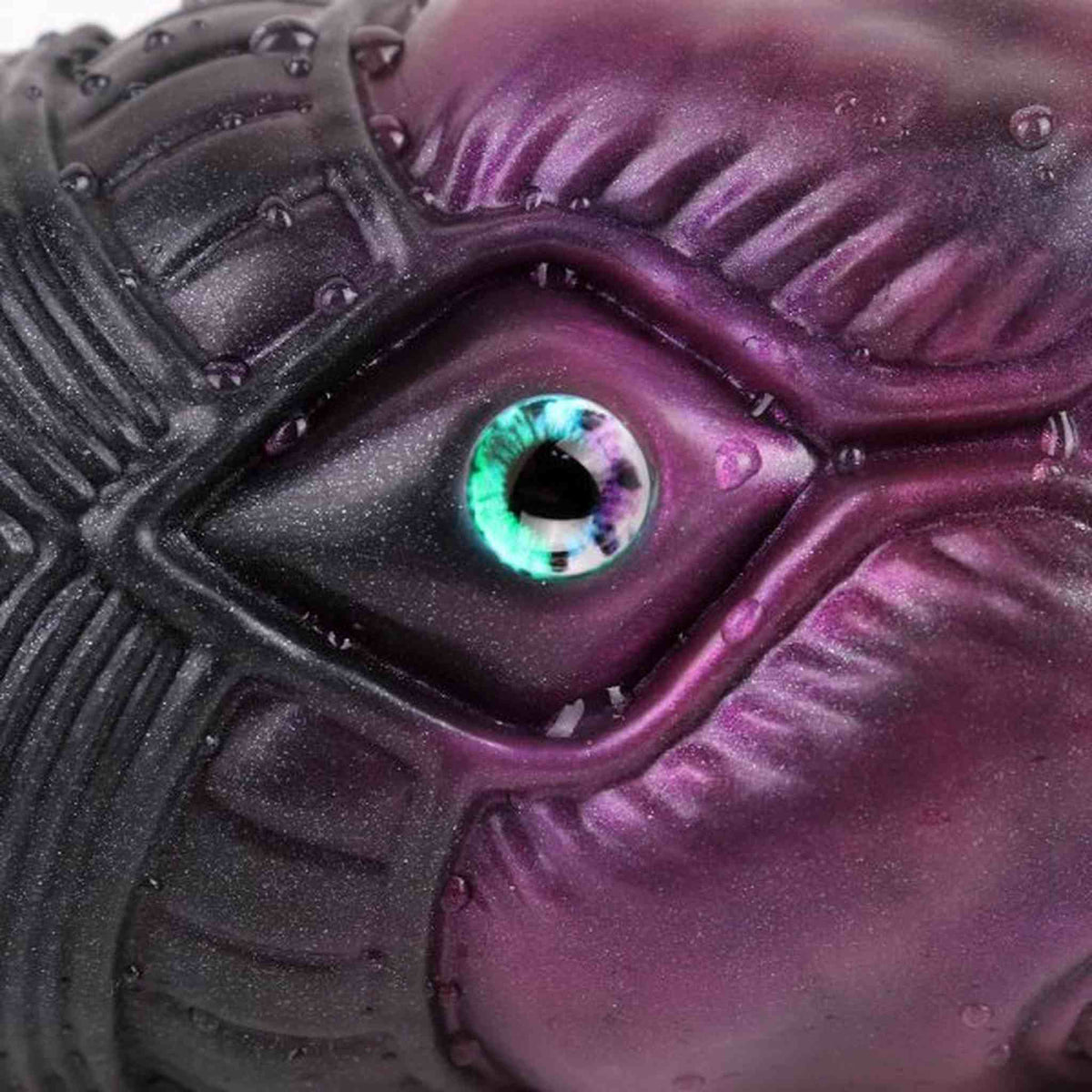 Primo piano occhio fessura Dagon silicone iride verde blu viola texture pelle