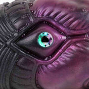 Primo piano occhio fessura Dagon silicone iride verde blu viola texture pelle