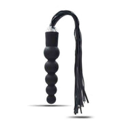 Dildo anale Globe Anal Whip nero simmetrico su sfondo bianco con dettaglio punta metallica