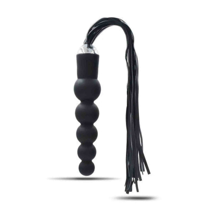 Dildo anale Globe Anal Whip nero simmetrico su sfondo bianco con dettaglio punta metallica