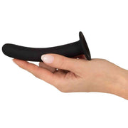 Dildo anale curvo in silicone nero tenuto in mano