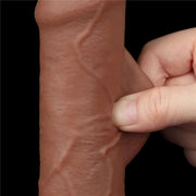 Flessibilità materiale dildo marrone chiaro premuto da dito su sfondo nero