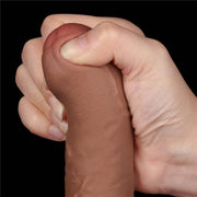 Dettaglio texture pelle realistica e venature dildo marrone chiaro flessibile