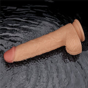 Dildo vibrante realistico immerso nell'acqua per uso bagnato