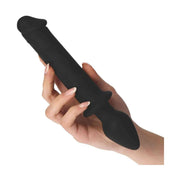 Mano femminile che tiene toy sessuale doppio uso in silicone nero