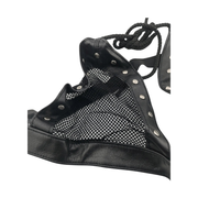 Intimo nero a rete Made in Italy con cuciture precise, borchie e cinghie intrecciate