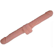 Doppio dildo rosa carne con finitura lucida e texture rugosa su sfondo bianco