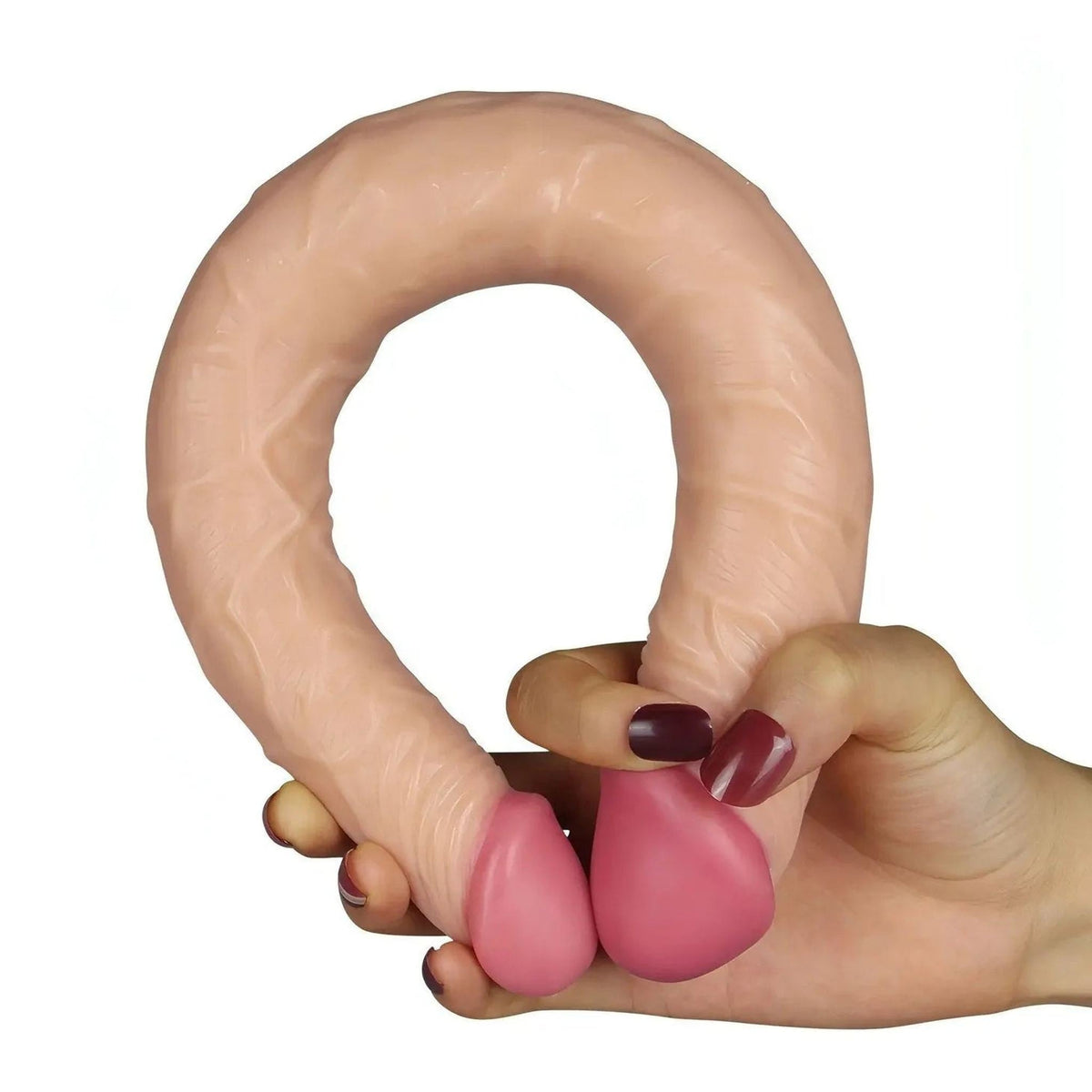Doppio dildo rosa carne tenuto a due mani per mostrare forma