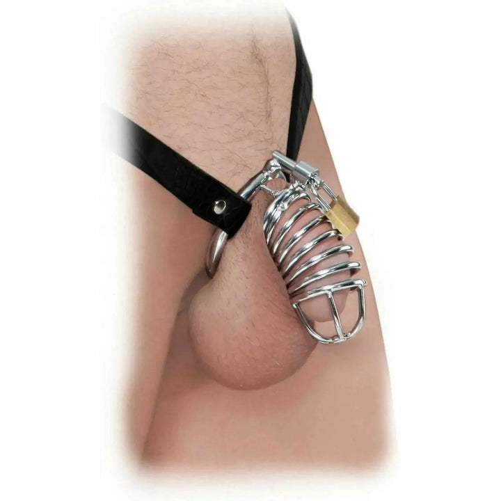 Gabbia castità metallo chirurgico vista laterale con lucchetto dorato e cintura in pelle