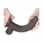 Dildo nero pieghevole tenuto da due mani con texture venosa completa