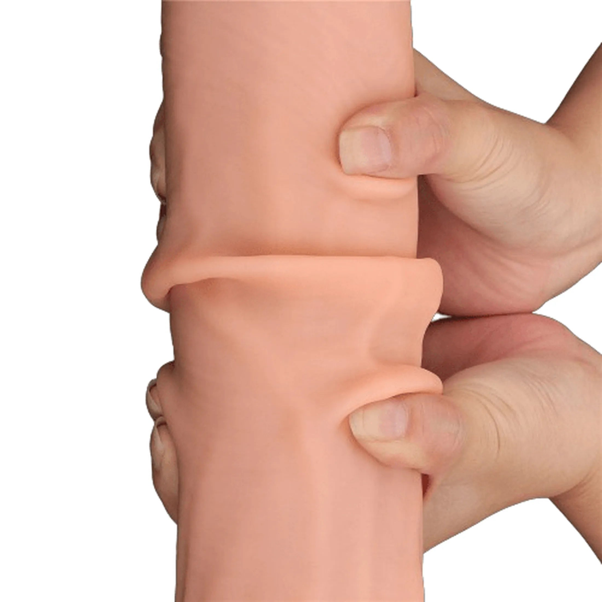 Dettaglio mani che mostrano flessibilità e allungamento corpo centrale dildo scappellabile in silicone