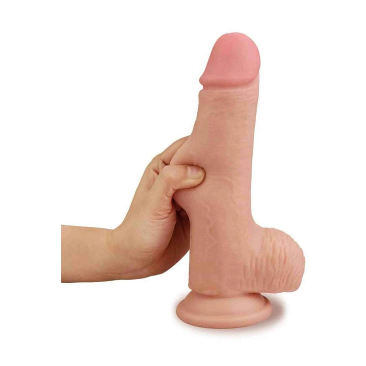 Dildo realistico Lovetoy compresso per mostrare texture pelle e dual density