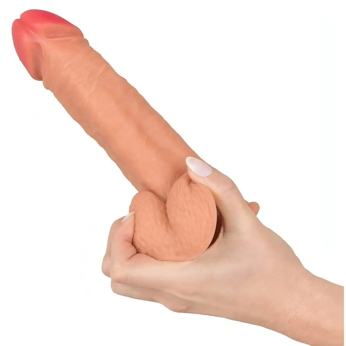 Dettaglio base scrotale dildo in silicone rosa carne tenuto in mano per evidenziare texture