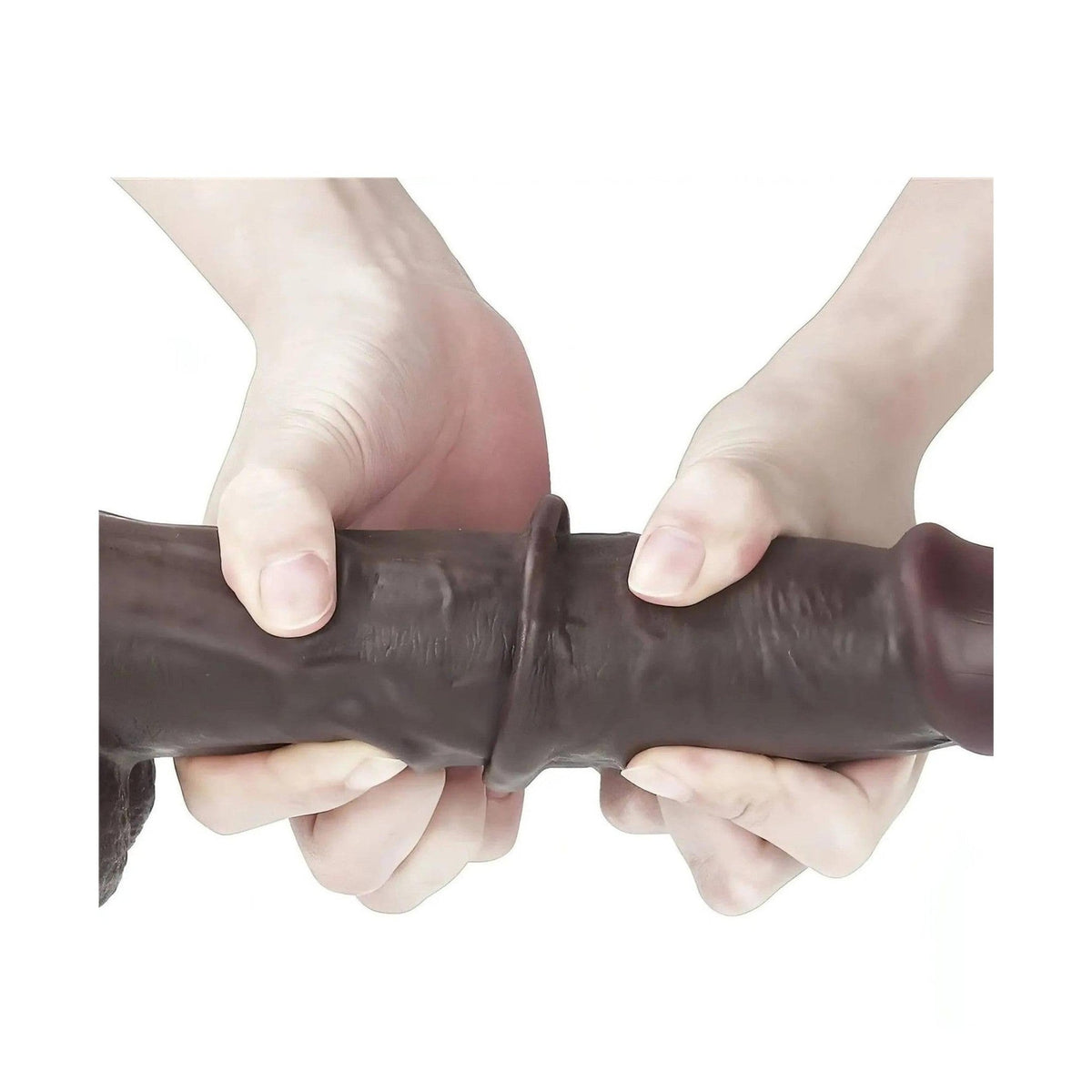 Dildo nero morbido ed elastico che mostra flessibilità del materiale TPE