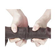 Dildo nero morbido ed elastico che mostra flessibilità del materiale TPE