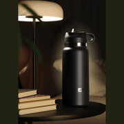 Fap Flask Thrill Seeker nero discreto su tavolo scuro con luce calda