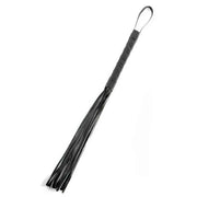 Vista frontale flogger nero Fetish Fantasy Series con frange uniformi e design ergonomico
