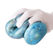 Flessibilità del silicone iridescente dimostrata da mano con guanto bianco