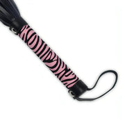 Dettaglio manico fustino pelle scamosciata motivo zebra rosa e nero